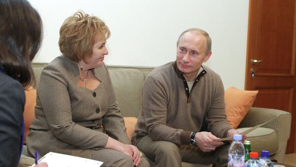 <br><br>На фото: 16 октября 2010 г. Владимир Путин и его супруга Людмила Путина во Всероссийской переписи населения в загородной резиденции в Ново-Огарево <br><br>На фото: 16 октября 2010 г. Владимир Путин и его супруга Людмила Путина во Всероссийской переписи населения в загородной резиденции в Ново-Огарево