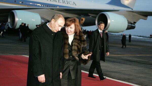 <br><br>На фото: 15 ноября 2006 года. Президент России Владимир Путин с супругой Людмилой Путиной после встречи с президентом США в столичном аэропорту Внуково-2 <br><br>На фото: 15 ноября 2006 года. Президент России Владимир Путин с супругой Людмилой Путиной после встречи с президентом США в столичном аэропорту Внуково-2