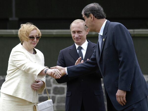 <br><br>На фото: 7 июня 2004 года. Президент Мексики Висенте Фокс, президент РФ Владимир Путин, супруга президента РФ Людмила Путина во время торжественной церемонии встречи на Марсовом поле в Мехико <br><br>На фото: 7 июня 2004 года. Президент Мексики Висенте Фокс, президент РФ Владимир Путин, супруга президента РФ Людмила Путина во время торжественной церемонии встречи на Марсовом поле в Мехико