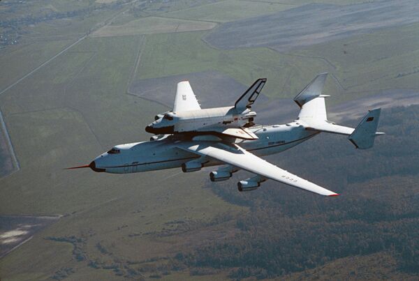 АН-225 с Бураном на внешней подвеске в полете АН-225 с Бураном на внешней подвеске в полете