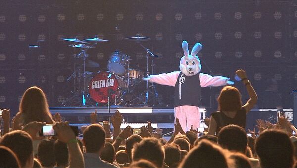 Розовый кролик развлекал публику на первом выступлении Green Day в России Розовый кролик развлекал публику на первом выступлении Green Day в России