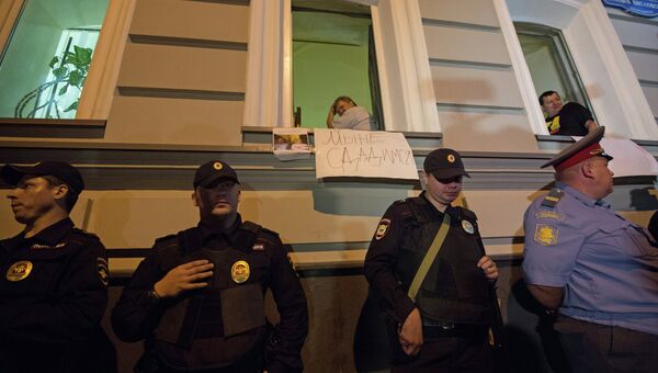 Полиция взяла штурмом офис движения За права человека в Москве Полиция взяла штурмом офис движения За права человека в Москве