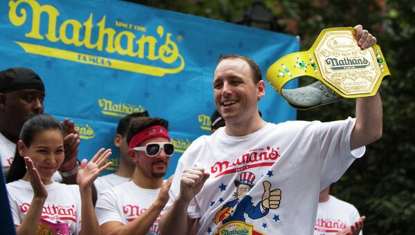 Победитель турнира по поеданию хот-догов Hot Dog Eating Contest Джоуи Честнат Победитель турнира по поеданию хот-догов Hot Dog Eating Contest Джоуи Честнат