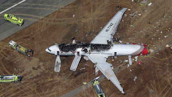 Самолет Boeing 777 авиакомпании Asiana Airlines Самолет Boeing 777 авиакомпании Asiana Airlines