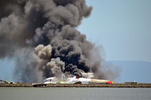 Пожар на самолете Boeing 777 Asiana Airlines Пожар на самолете Boeing 777 Asiana Airlines