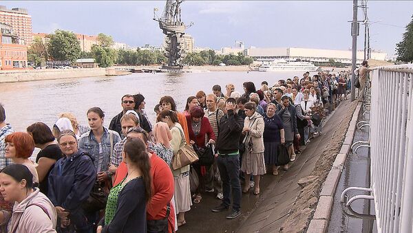 Тысячи москвичей стояли под дождем в очереди к кресту Андрея Первозванного Тысячи москвичей стояли под дождем в очереди к кресту Андрея Первозванного