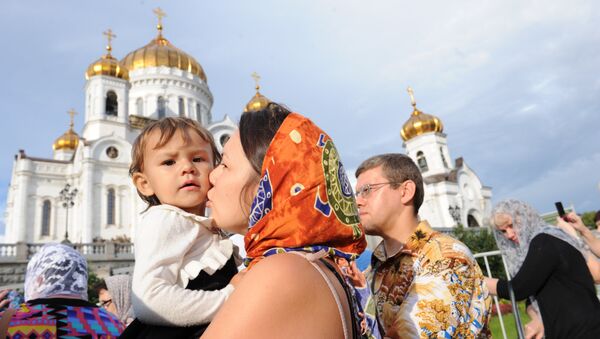 Очередь верующих к кресту апостола Андрея Первозванного Очередь верующих к кресту апостола Андрея Первозванного