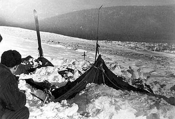 Палатка группы Игоря Дятлова. Фото спасателя Вадима Брусницына (26 или 28 февраля 1959 г.) Слева — поисковик Юрий Коптелов Палатка группы Игоря Дятлова. Фото спасателя Вадима Брусницына (26 или 28 февраля 1959 г.) Слева — поисковик Юрий Коптелов