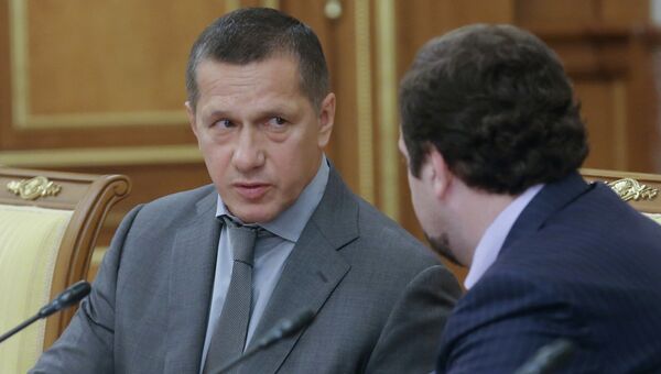 Заместитель председателя правительства РФ - полномочный представитель президента РФ в Дальневосточном федеральном округе Юрий Трутнев (слева) Заместитель председателя правительства РФ - полномочный представитель президента РФ в Дальневосточном федеральном округе Юрий Трутнев (слева)