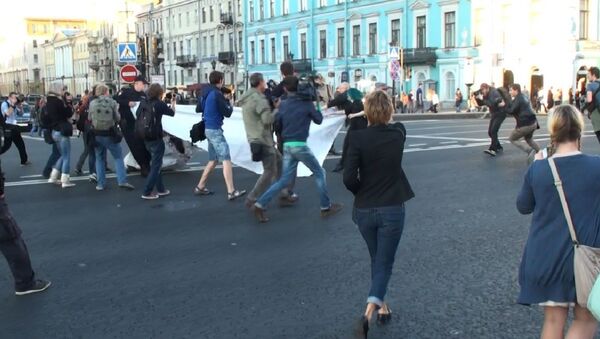 Задержание участников акции на Невском проспекте в Петербурге Задержание участников акции на Невском проспекте в Петербурге