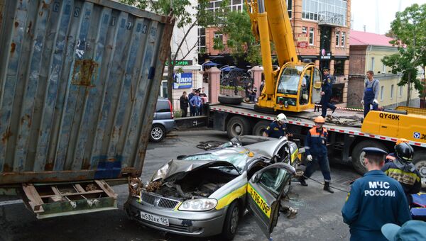 Авария с участием большегруза в центре во Владивостоке. Фото с места события. Авария с участием большегруза в центре во Владивостоке. Фото с места события.