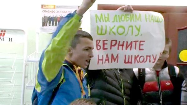 Дети с криками прорвались в московскую управу отстаивать закрытую школу Дети с криками прорвались в московскую управу отстаивать закрытую школу