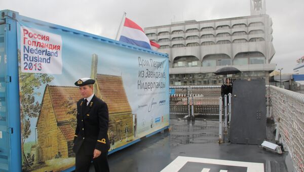 ВМС Нидерландов доставили в Санкт-Петербург Домик Петра Первого. Фото с места события ВМС Нидерландов доставили в Санкт-Петербург Домик Петра Первого. Фото с места события
