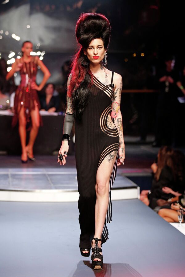 Показ весенне-летней коллекции Jean Paul Gaultier на Неделе моды в Париже Показ весенне-летней коллекции Jean Paul Gaultier на Неделе моды в Париже
