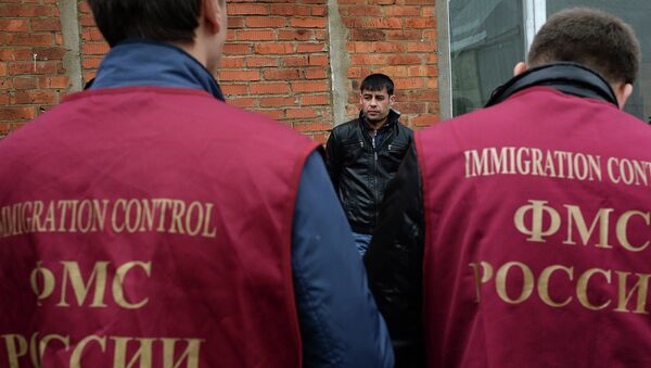 Рейд ФМС по выявлению нелегальных мигрантов в Москве. Архивное фото Рейд ФМС по выявлению нелегальных мигрантов в Москве. Архивное фото