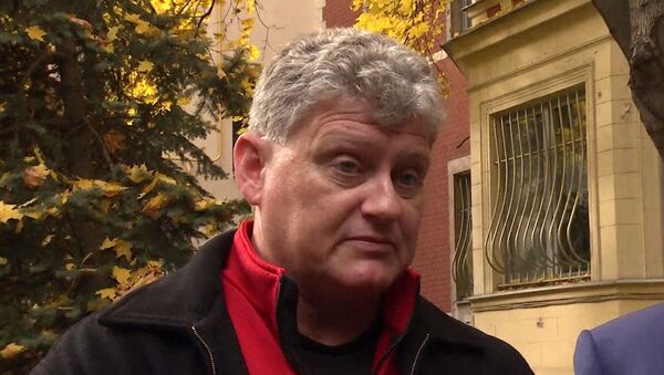 Мой сын в безопасности и свободен – прилетевший в Москву отец Сноудена Мой сын в безопасности и свободен – прилетевший в Москву отец Сноудена