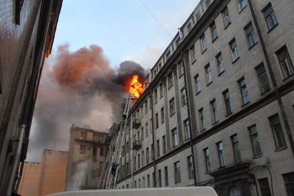 Пожар на Таврической улице в центре Петербурга. Фото с места событий Пожар на Таврической улице в центре Петербурга. Фото с места событий
