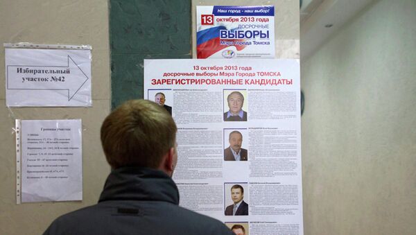 Избиратель на избирательном участке в день выборов. Архивное фото Избиратель на избирательном участке в день выборов. Архивное фото