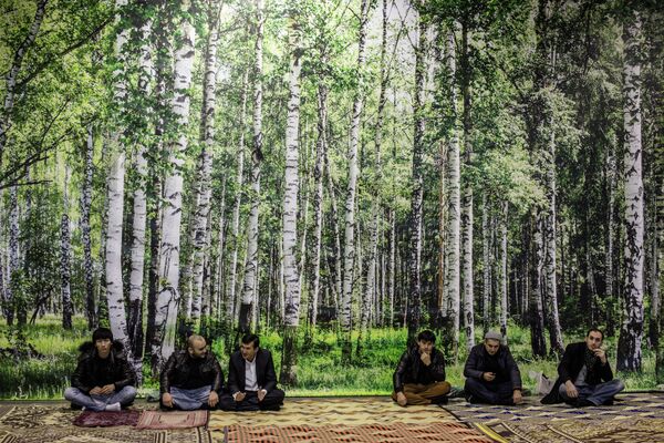 Мусульмане молятся в день праздника жертвоприношения Курбан-байрам в павильоне выставочного центра Сокольники. Мусульмане молятся в день праздника жертвоприношения Курбан-байрам в павильоне выставочного центра Сокольники.