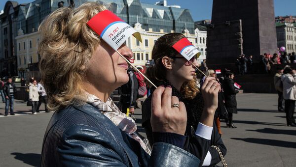 Жители и гости Владивостока собрались на центральной площади города на празднование 75-летия Приморья. Фото с места события Жители и гости Владивостока собрались на центральной площади города на празднование 75-летия Приморья. Фото с места события