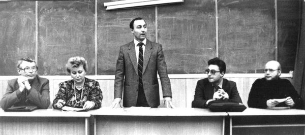 Панельная дискуссия в МГИМО. Слева направо: народные депутаты СССР А. Ежелев и Л. Батынская, декан факультета международной информации А. Борисов, авторы проекта Закона о печати и других СМИ Ю. Батурин и М. Федотов. Весна 1989 года Панельная дискуссия в МГИМО. Слева направо: народные депутаты СССР А. Ежелев и Л. Батынская, декан факультета международной информации А. Борисов, авторы проекта Закона о печати и других СМИ Ю. Батурин и М. Федотов. Весна 1989 года