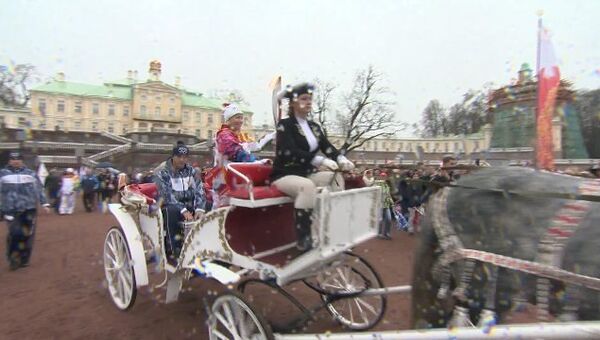 Огонь ОИ-2014 пронесли по Кронштадту и прокатили на карете по Петергофу Огонь ОИ-2014 пронесли по Кронштадту и прокатили на карете по Петергофу