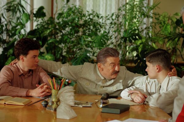 В сериале Сын отца народов представлено подробное описание жизненного пути Василия Сталина В сериале Сын отца народов представлено подробное описание жизненного пути Василия Сталина
