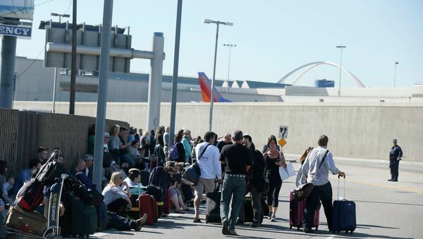 Рейсы в аэропорту Лос-Анджелеса отменены из-за стрельбы Рейсы в аэропорту Лос-Анджелеса отменены из-за стрельбы