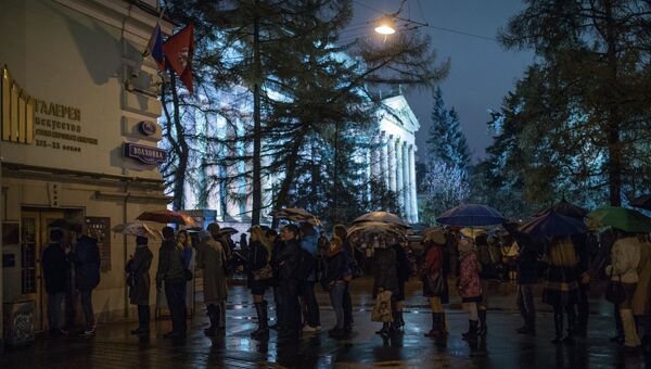 Посетители Ночи музеев стоят в очереди в Государственного музей изобразительных искусств имени Пушкина в Москве. Посетители Ночи музеев стоят в очереди в Государственного музей изобразительных искусств имени Пушкина в Москве.