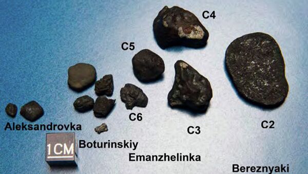 Фрагменты челябинского космического тела, архивное фото Фрагменты челябинского космического тела, архивное фото
