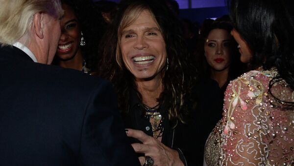 Председатель жюри Miss Universe, солист американской рок-группы Aerosmith Стивен Тайлер на вечеринке после финала конкурса Мисс Вселенная 2013 Председатель жюри Miss Universe, солист американской рок-группы Aerosmith Стивен Тайлер на вечеринке после финала конкурса Мисс Вселенная 2013