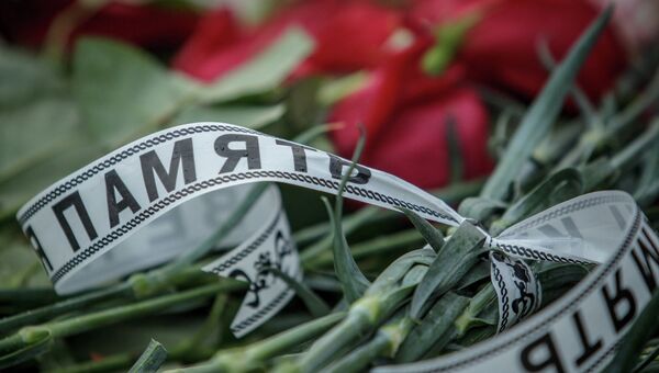 Цветы у входа в международный аэропорт Казань в память о погибших в авиакатастрофе самолета Boeing 737. Архивное фото Цветы у входа в международный аэропорт Казань в память о погибших в авиакатастрофе самолета Boeing 737. Архивное фото