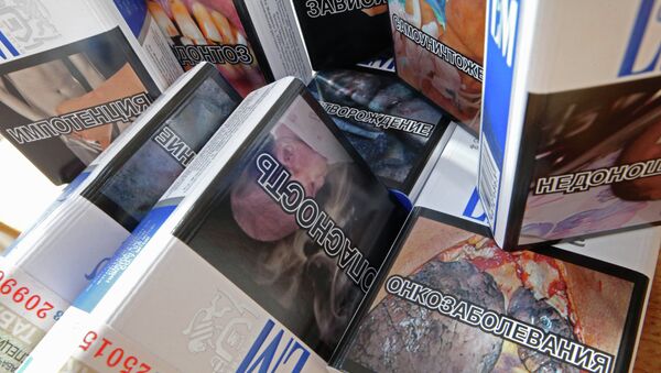 Продажа сигарет с картинками, предупреждающими о вреде курения. Архивное фото Продажа сигарет с картинками, предупреждающими о вреде курения. Архивное фото