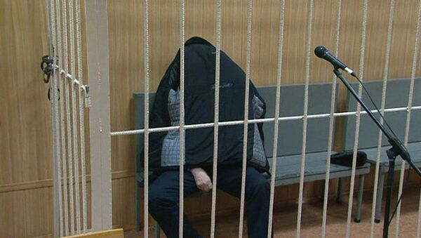 Подозреваемый в афере с маткапиталом Павел Сигал прятался под курткой в суде Подозреваемый в афере с маткапиталом Павел Сигал прятался под курткой в суде