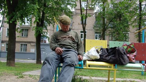 Пьяный мужчина на лавочке города Минска Пьяный мужчина на лавочке города Минска