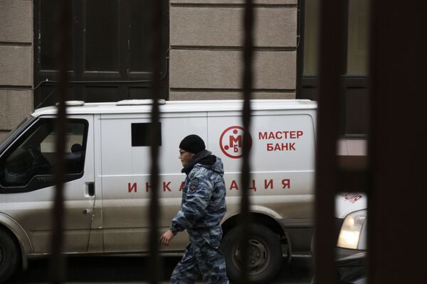 Автомобиль инкассации у офиса Мастер-банка в Москве Автомобиль инкассации у офиса Мастер-банка в Москве