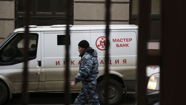 Автомобиль инкассации у офиса Мастер-банка в Москве. Архивное фото Автомобиль инкассации у офиса Мастер-банка в Москве. Архивное фото