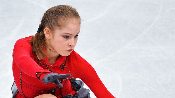 Юлия Липницкая (Россия) во время произвольной программой в женском одиночном катании во время соревнований на VI этапе Гран-при по фигурному катанию в Москве. Юлия Липницкая (Россия) во время произвольной программой в женском одиночном катании во время соревнований на VI этапе Гран-при по фигурному катанию в Москве.