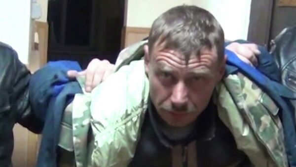 Подозреваемый в убийстве четырех человек в станице Староминская Краснодарского края Евгений Марушко во время задержания оперативниками Подозреваемый в убийстве четырех человек в станице Староминская Краснодарского края Евгений Марушко во время задержания оперативниками