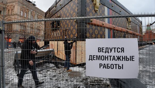 Демонтаж павильона-чемодана Louis Vuitton на Красной площади Демонтаж павильона-чемодана Louis Vuitton на Красной площади