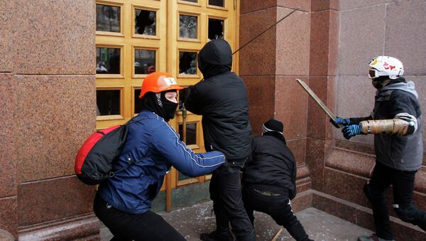 Группа неизвестных ломает двери у здания мэрии Киева Группа неизвестных ломает двери у здания мэрии Киева