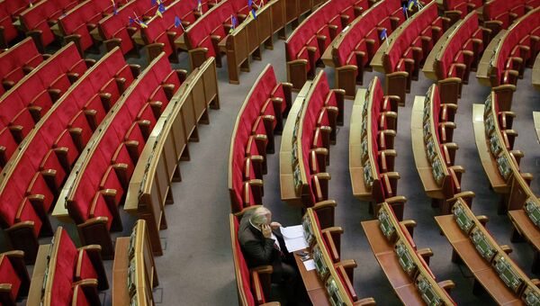 Украинские флаги и флаги Евросоюза видны перед началом заседания парламента в Киеве. Архивное фото Украинские флаги и флаги Евросоюза видны перед началом заседания парламента в Киеве. Архивное фото