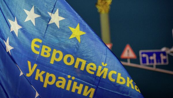 Флаг сторонников евроинтеграции в Киеве. Архивное фото Флаг сторонников евроинтеграции в Киеве. Архивное фото