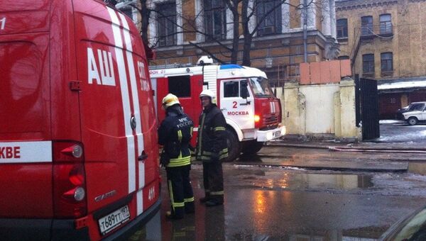 Работа пожарных у здания РХТУ имени Менделеева, где произошло возгорание. Фото с места события Работа пожарных у здания РХТУ имени Менделеева, где произошло возгорание. Фото с места события