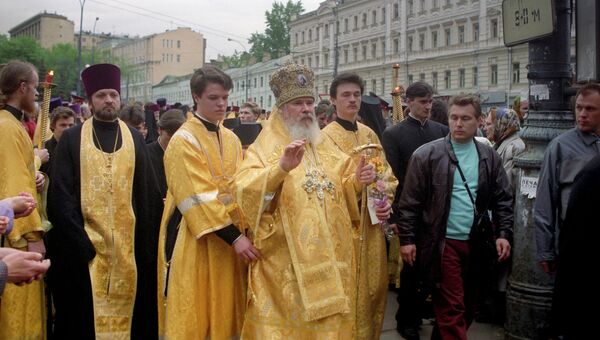 Патриарх Московский и Всея Руси Алексий II во время крестного хода. Архивное фото Патриарх Московский и Всея Руси Алексий II во время крестного хода. Архивное фото