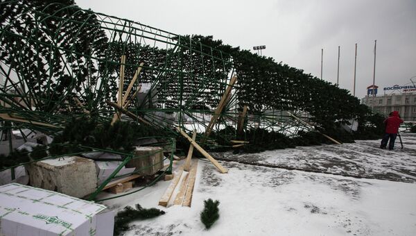 Декабрь 2013 года: упавший во Владивостоке каркас новогодней елки. Фото с места события Декабрь 2013 года: упавший во Владивостоке каркас новогодней елки. Фото с места события