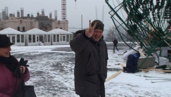 Владивостокцы смеются над вновь упавшей елкой на центральной площади Владивостокцы смеются над вновь упавшей елкой на центральной площади