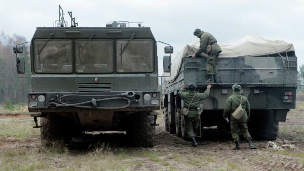 Учения по развертыванию ракетного комплекса Искандер. Архивное фото Учения по развертыванию ракетного комплекса Искандер. Архивное фото