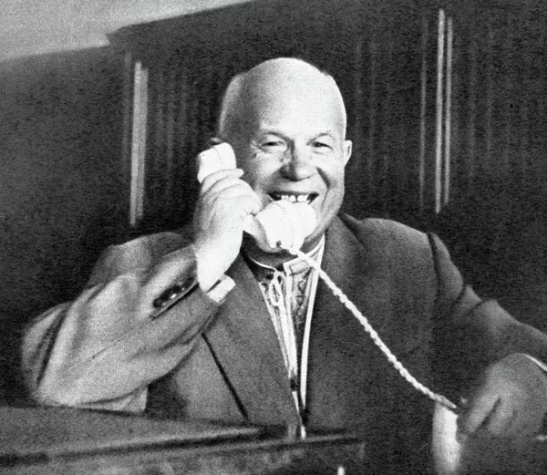 Хрущев говорит по телефону с Гагариным