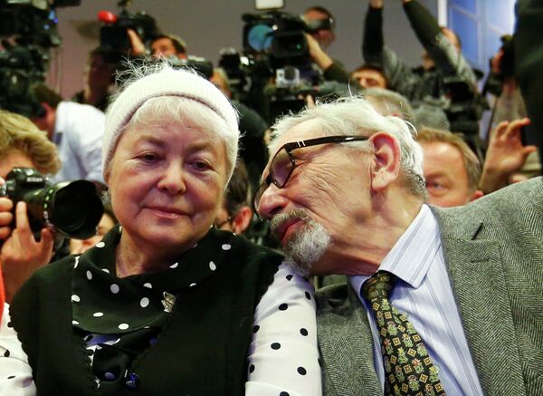 Мать и отец М. Ходорковского Марина и Борис во время пресс-конференции экс-главы нефтяной компании ЮКОС М.Ходорковского в музее Берлинской стены. Мать и отец М. Ходорковского Марина и Борис во время пресс-конференции экс-главы нефтяной компании ЮКОС М.Ходорковского в музее Берлинской стены.
